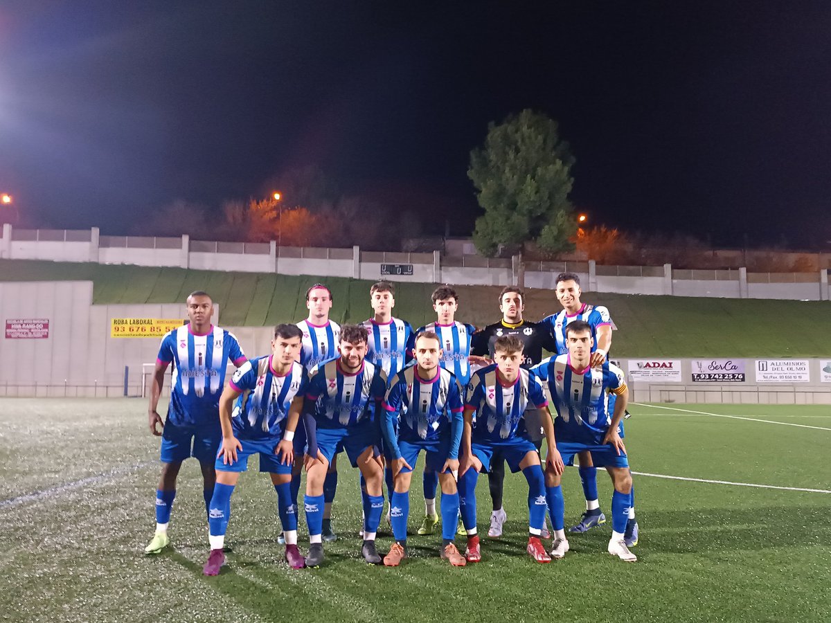 SantfeliuencFC's tweet photo. Aquí las fotos del 11 titular y capitanes. https://t.co/YuR0cR8TxS