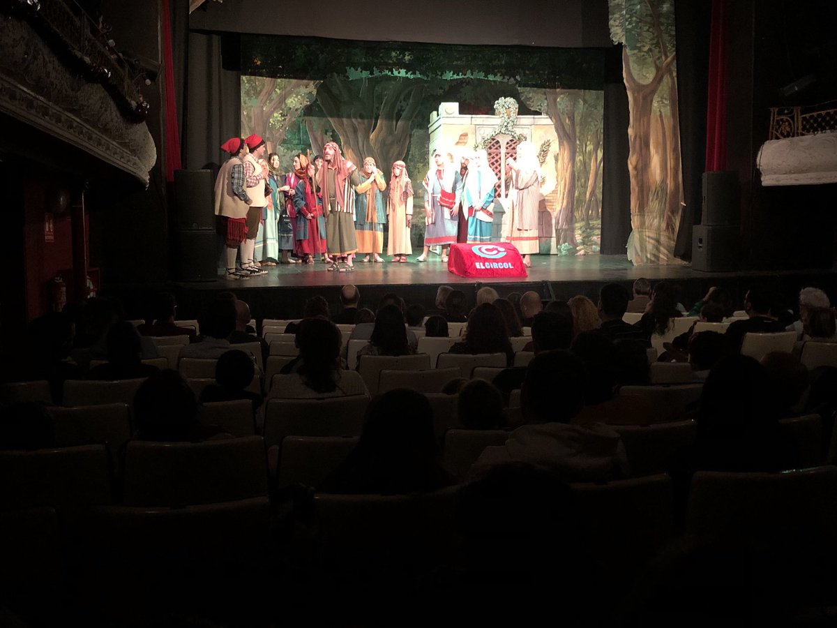 Totbadalona's tweet photo. 🔴Primera representació d'aquest any d'Els Pastorets al teatre @elcircol. La Dramàtica d'El Círcol interpreta aquest clàssic nadalenc badaloní. Encara queden entrades per les altres 5 representacions: 18 de desembre (matí i tarda), 30 de desembre, 7 i 8 de gener. #Badalona https://t.co/f4nsMIz1DO