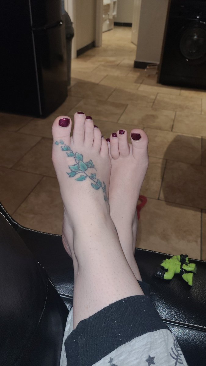 simplysoles1985's tweet photo. One week till Xmas...🎅❤️🥂
I sell feet pics so contact if you wanto see more
#isellfeetpics #customfeetpics #feetfetish #rednails #tattooedfeet https://t.co/YIaZbnmDHF