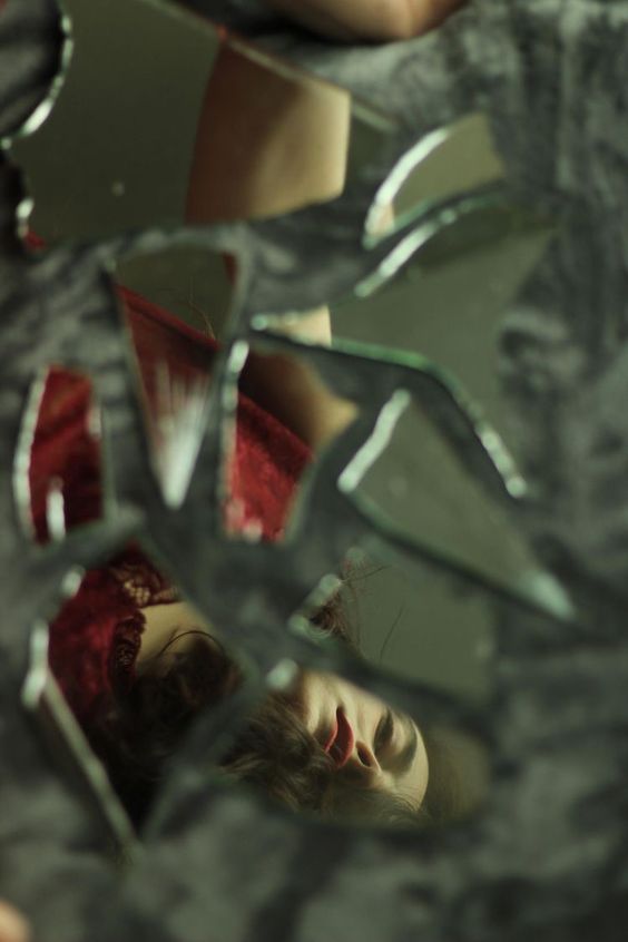 Kissie_kay's tweet photo. #vsslocation #poetry #prompt #WritingCommunity 
Fill the "void with stones but eventually those stones turn into shards of glass, and yeah stones may be hard to swallow but every piece of glass has a more damaging impact. https://t.co/X277LqY0Kf