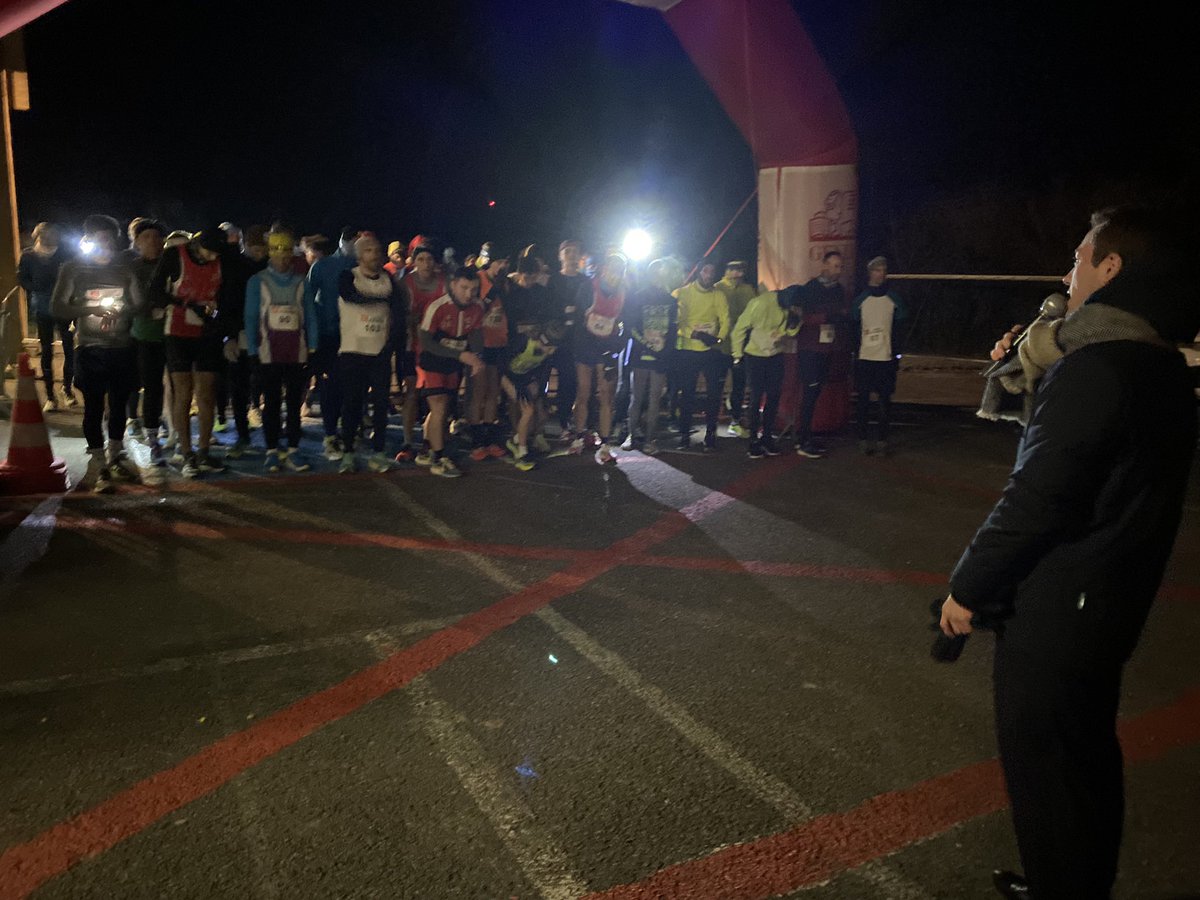 Très heureux de donner le Top départ de la 1ère corrida de Noël à <a href="/VilleMontcornet/">Ville de Montcornet</a> ! Malgré le froid et les températures négatives, les coureurs sont là !