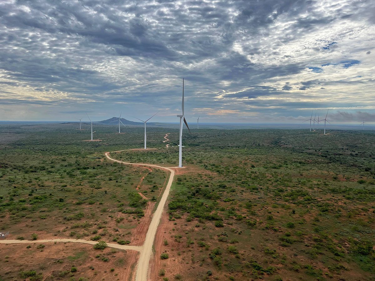 TracesofTexas's tweet photo. Traces of Texas reader Anthony Rodríguez services wind turbines and took this  shot out near Rotan, Texas.  Love that seeing Double Mountains in the background. They are very prominent geologic features. And what a gorgeous Texas sky! https://t.co/t3scpvGdxt