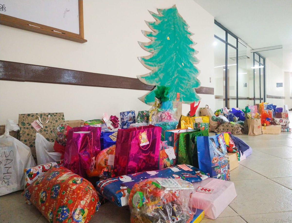 PazDDHHmed's tweet photo. #JuntosCelebramosNavidad
Hoy entregamos regalos y compartimos un momento de alegría con los hijos e hijas de pospenados y personas privadas de la libertad. 

Gracias a quienes se sumaron a esta iniciativa y nos ayudaron a llevarle amor y felicidad a muchos niños y niñas. https://t.co/90bjXOrRF1