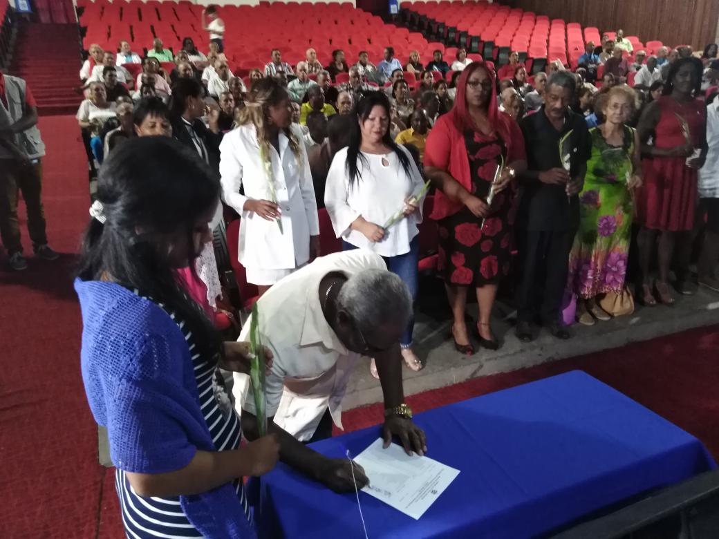 rauldejesusvm's tweet photo. En desarrollo Asamblea constituyente del Poder Popular en la Isla de la Juventud.

Los 83 delegados de circunscripción presentes, 35 mujeres y 48 hombres, que integrarán el órgano de gobierno local como establece la ley, juramentaron para prestar el servicio al pueblo. https://t.co/BnHS5bkQJt