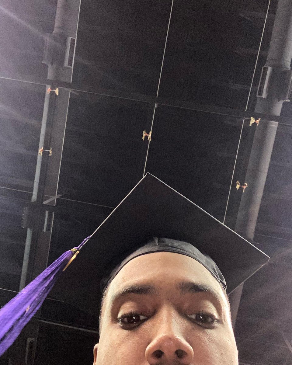 deandre__j's tweet photo. Beat the odds, do numbers and remain humble🍾🥂 #BigGrad 🇲🇼🖤 https://t.co/YjuhXOXwVX