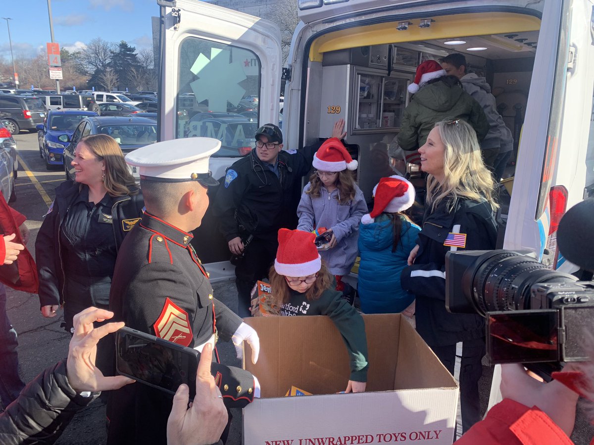 tinadetelj's tweet photo. Thank you to everyone who came out to our Gr8 Holiday Toy Drive at #Westfarms mall. So many generous people donated gifts to #Marine #ToysforTots Foundation. @WTNH @ToysForTots_USA https://t.co/8Efo61cQGF
