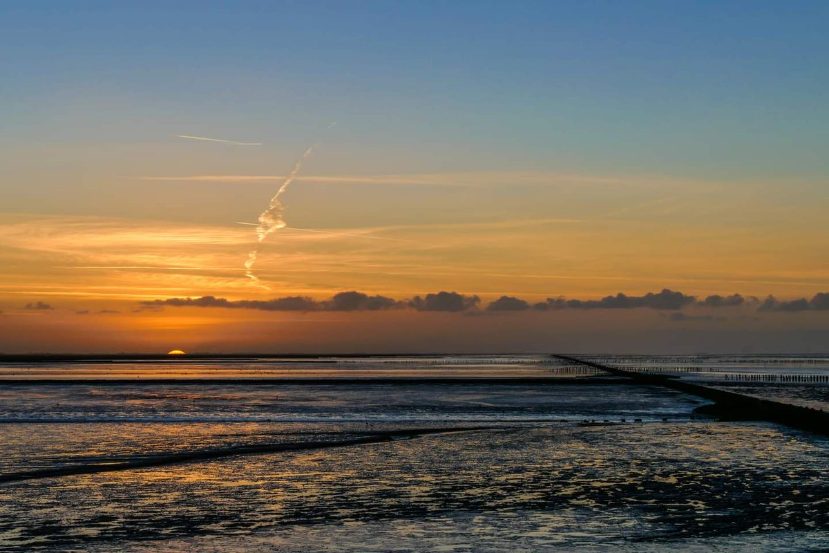 Op de pier Holwerd. <a href="/ItFryskeGea/">It Fryske Gea</a> <a href="/HolwerdaanZee/">Holwerd aan Zee</a> <a href="/waddentweets/">Waddenvereniging</a> <a href="/DSunsets/">DutchSunsets</a> <a href="/wadfotografen/">WADDENFOTO'S</a> <a href="/mooieluchten/">mooieluchten</a> <a href="/WerelderfgoedWZ/">Waddenzee Werelderfgoed</a>