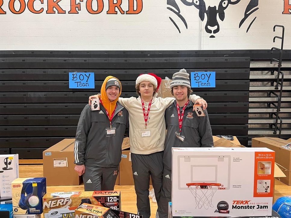 RHSPuck's tweet photo. TOYS for TOTS success! They helped over 400 families this morning. This team rocked it. 🎄 🎅 🎁 https://t.co/eNEZlL93S6