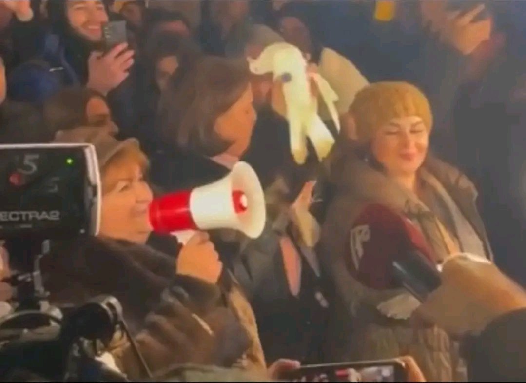 Həyat bəzən şuba geyinib, ekologiyanı qorumağı tələb etmək qədər acımasızdır...