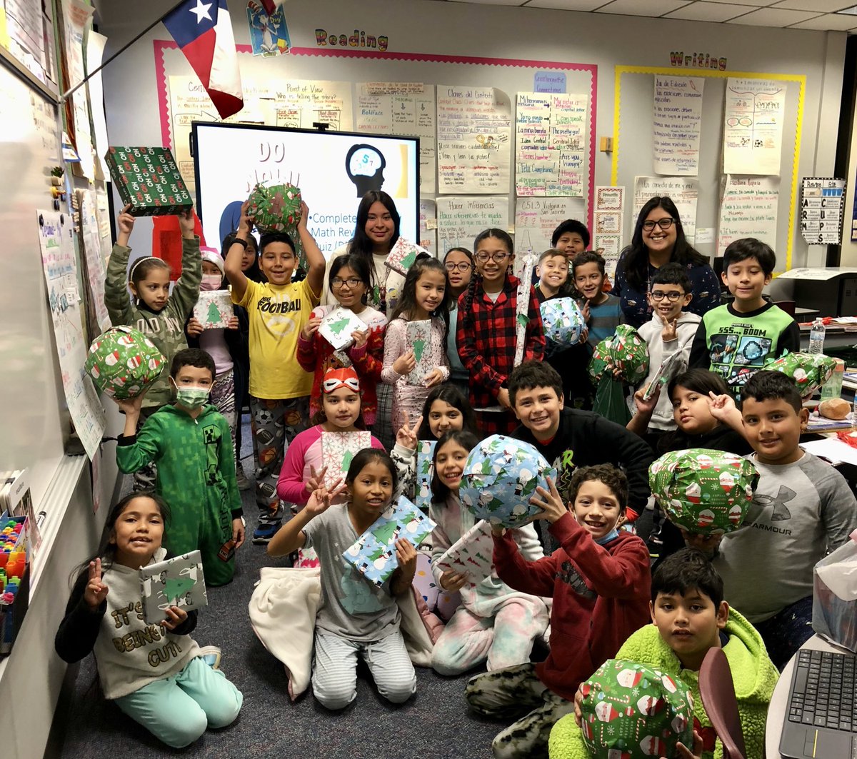 It’s the most wonderful time of the year… 🎶 <a href="/ajbushelem/">Bush Elementary</a> <a href="/TeraeHarris/">Terae Oubré Harris</a> @FMSciTech <a href="/AdminVerow/">𝑫𝙧. 𝑺𝙝𝒂𝙬𝒏 𝑽𝙚𝒓𝙤𝒘</a> 🎄💚