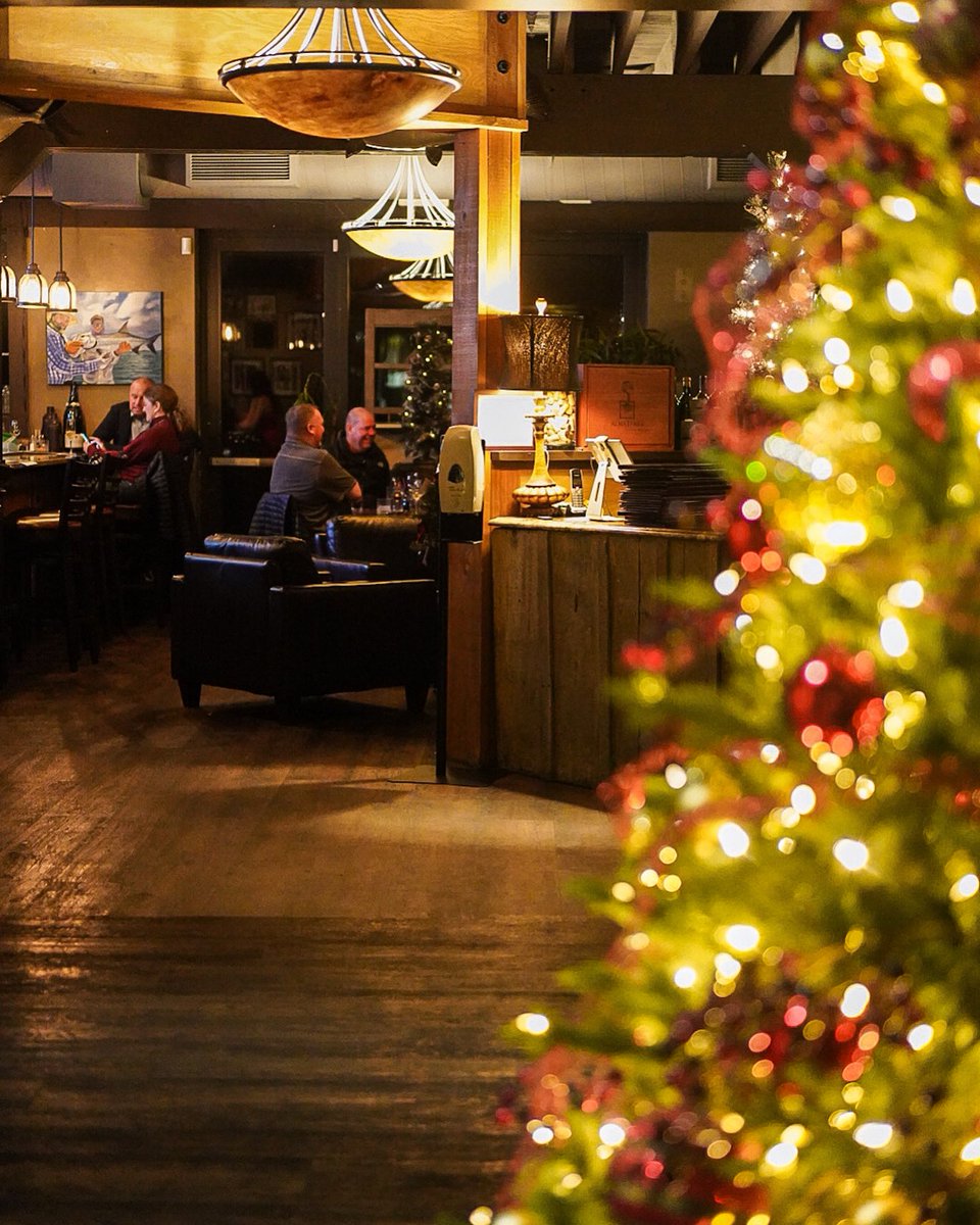 russellsbothell's tweet photo. The lounge is so very merry and bright this season✨. Come get cozy 🎄🥂. #RussellsRestaurant https://t.co/9MFD6MYnzq