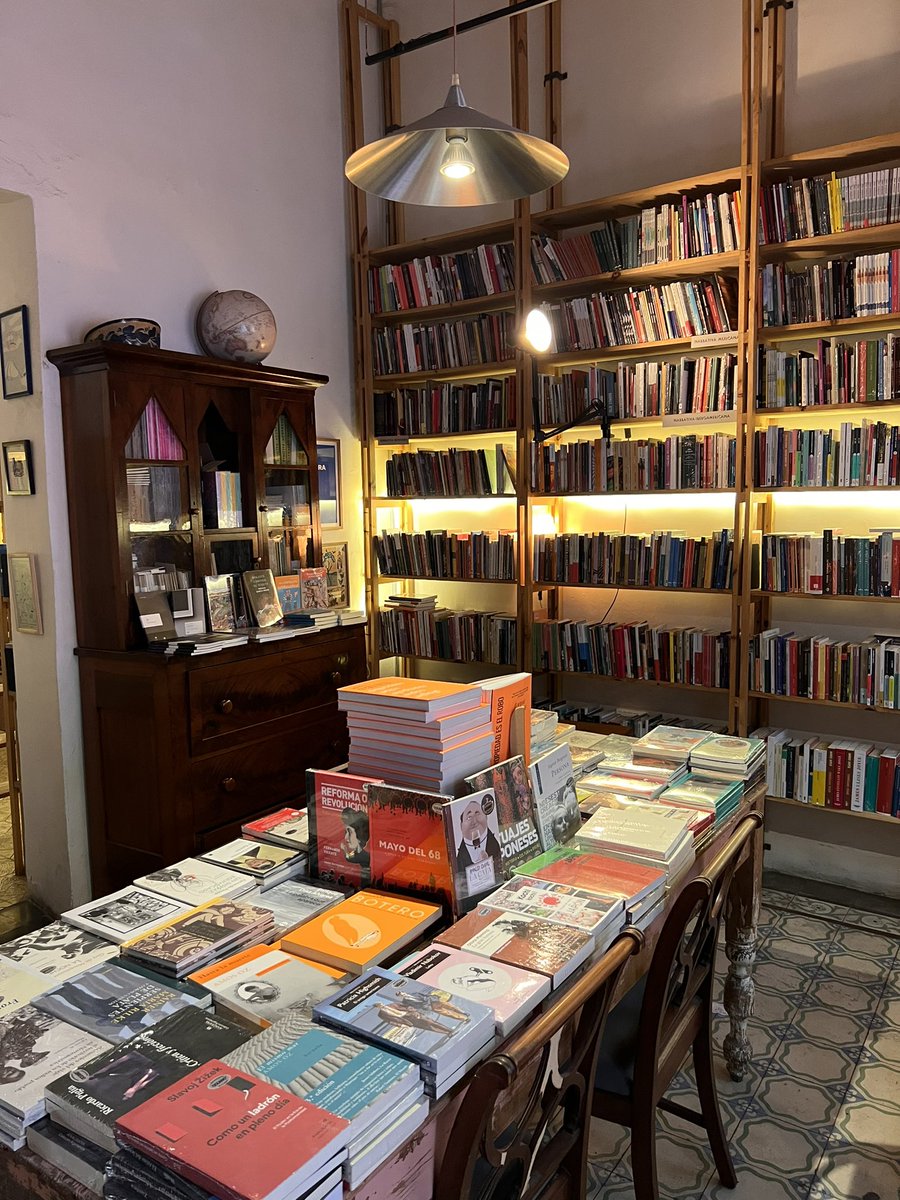 casaimpronta's tweet photo. Vengan a visitarme. Soy una librería muy preciosa, la mera verdad. Tengo surtido rico en editoriales independientes. 

V E Ñ https://t.co/V0t3HSLKTi