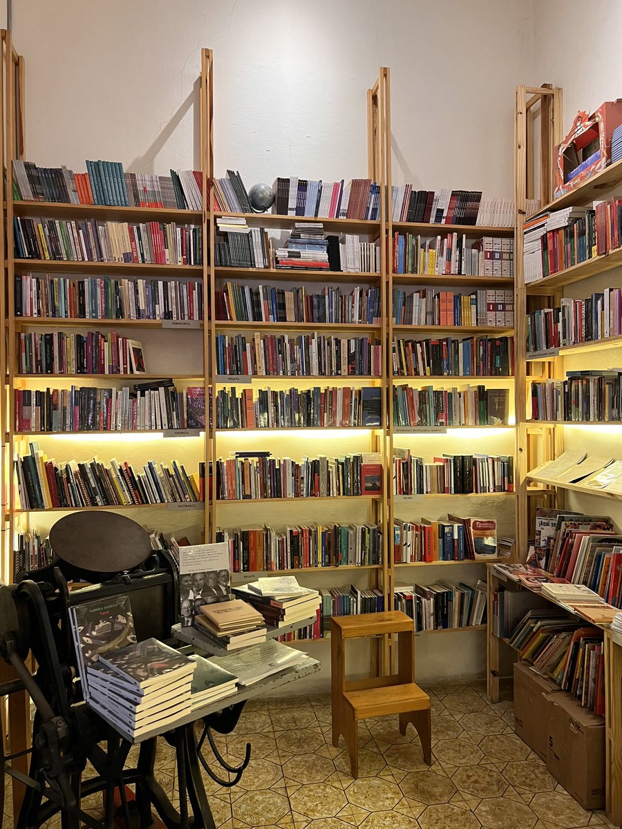 casaimpronta's tweet photo. Vengan a visitarme. Soy una librería muy preciosa, la mera verdad. Tengo surtido rico en editoriales independientes. 

V E Ñ https://t.co/V0t3HSLKTi