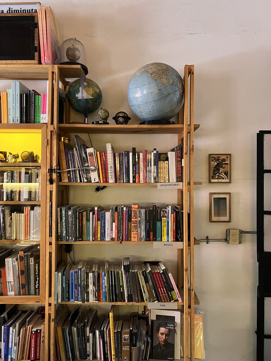 casaimpronta's tweet photo. Vengan a visitarme. Soy una librería muy preciosa, la mera verdad. Tengo surtido rico en editoriales independientes. 

V E Ñ https://t.co/V0t3HSLKTi