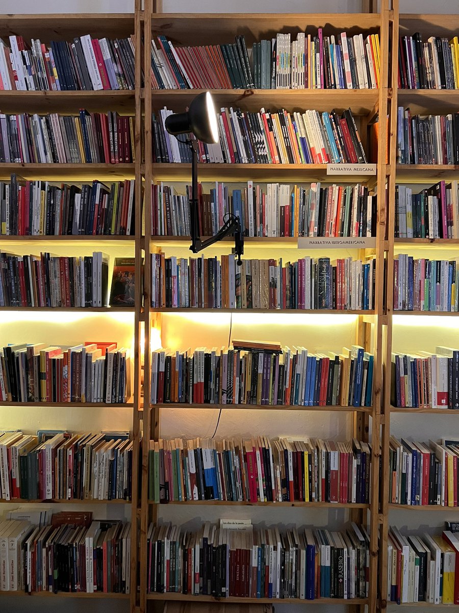 casaimpronta's tweet photo. Vengan a visitarme. Soy una librería muy preciosa, la mera verdad. Tengo surtido rico en editoriales independientes. 

V E Ñ https://t.co/V0t3HSLKTi