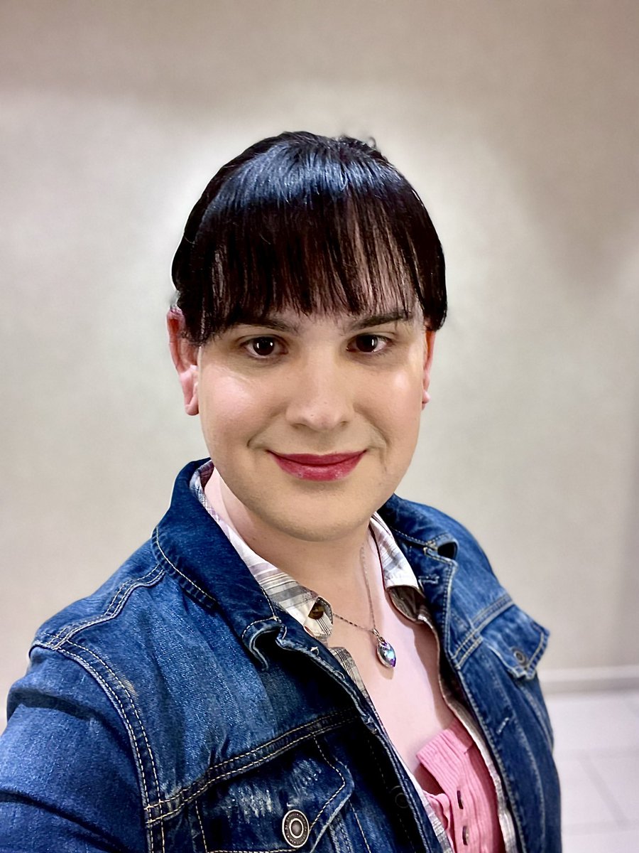 MidKnightReaper's tweet photo. January —> December
Not quite January cause selfies and I weren't friends. This is just after I moved in July.
Buttttt...
Even July me saw fully coming out as a insurmountable mountain.
Now...
I'll die before I go back to even the first pic.
#finallyme #trans #lovemyself https://t.co/P4iu1fiNpR