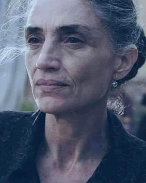 Vaig ser una jove bella com totes als 18 anys, quan vaig decidir anar-me'n amb el meu marit, em vaig enamorar i vaig formar la meva llar.
Educada amb els vells costums, em vaig dedicar a la meva parella i criar els meus fills, em vaig entregar plenament