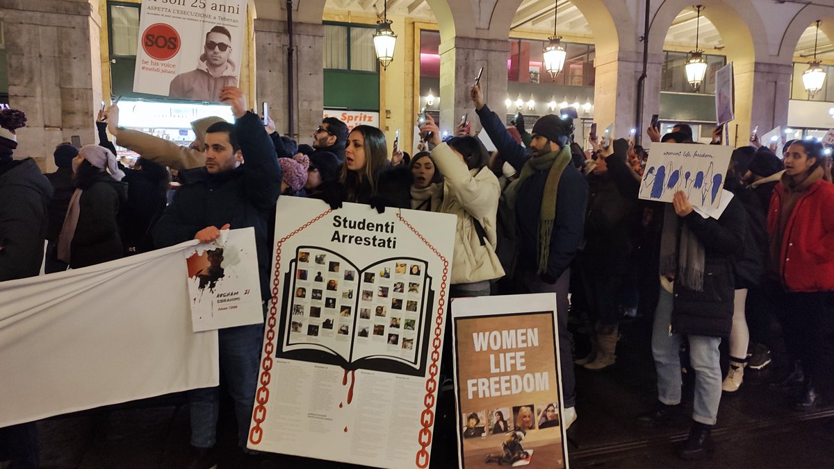 laudatosie's tweet photo. A Torino la manifestazione per la libertà in Iran #IranRevolution #IranRevolution2022 https://t.co/71PYzXbILf