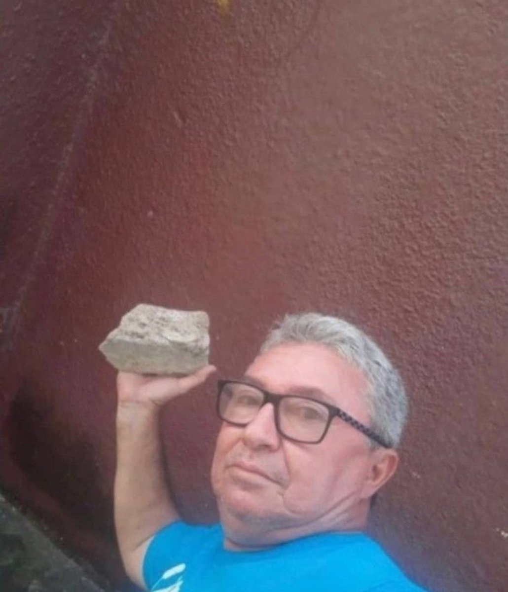 Quem nunca traiu q atire a primeira pedra...

Eu: pois tomeeeee