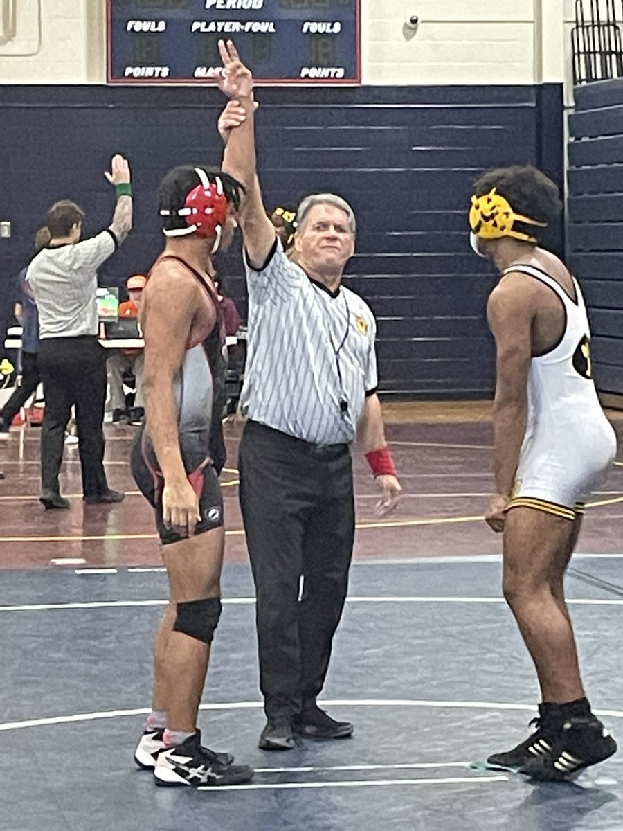 Senior Jayden Brown gets his hand raised in victory over a region opponent. Congratulations Jayden💪🏾
#redhawknation