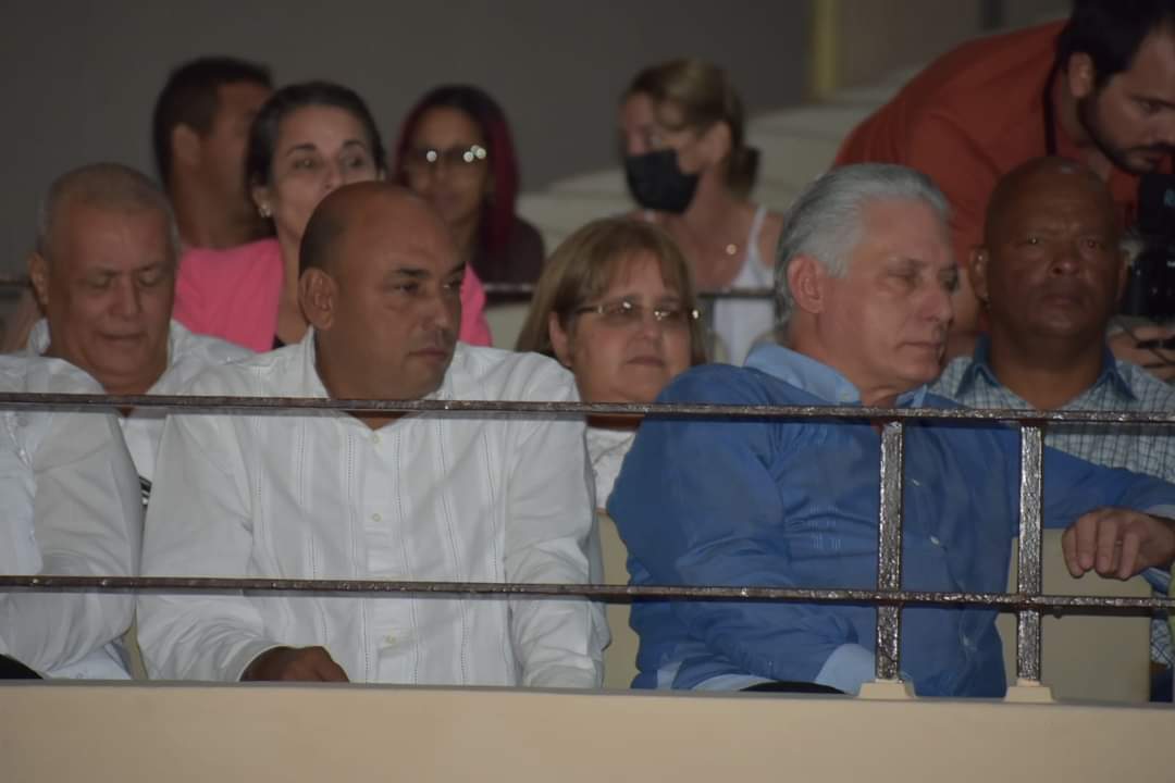Nuestro Presidente de #Cuba y diputado por el municipio #SantaClara <a href="/DiazCanelB/">Miguel Díaz-Canel Bermúdez</a> participa en la Asamblea Municipal del Poder Popular. "El Poder del Pueblo, ese si es Poder" #CubaViveYAvanza