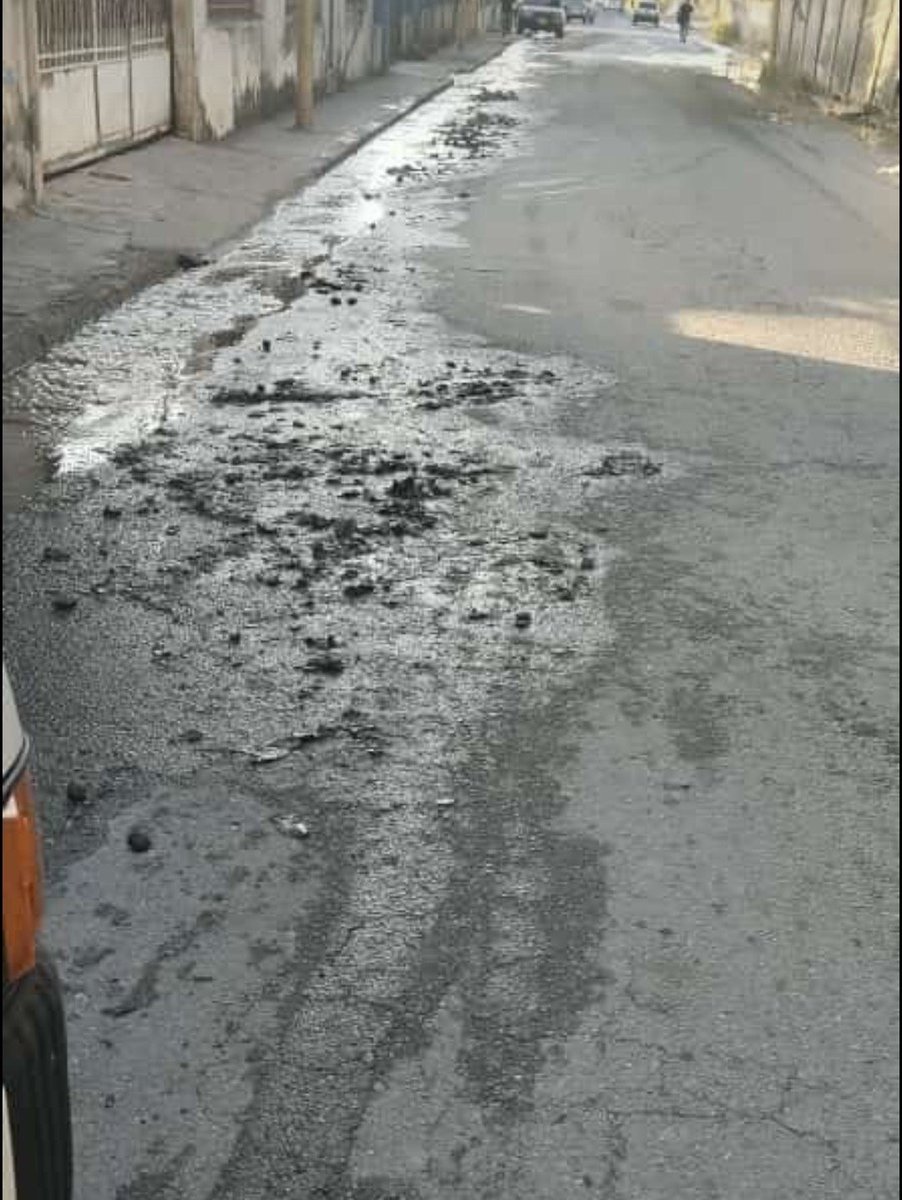 QpasoNaguanagua's tweet photo. Vecinos de la Av. Valmore Rodríguez hacen un llamado a la @alc_naguanagua e @Hidrocentro2011 para que atienda colapso de aguas negras que ya cuenta varios meses en esa situación. #17Dic 

#QpN https://t.co/N5qFcCT7Cb