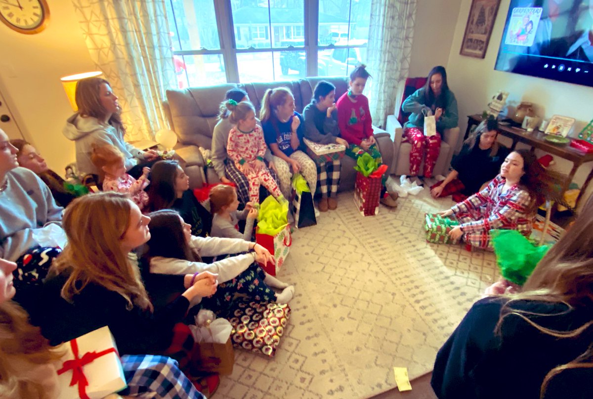 FilliesGBK's tweet photo. It’s a Filly Christmas! Great group of girls! 💙💛🎄 https://t.co/aI9YGttrEX