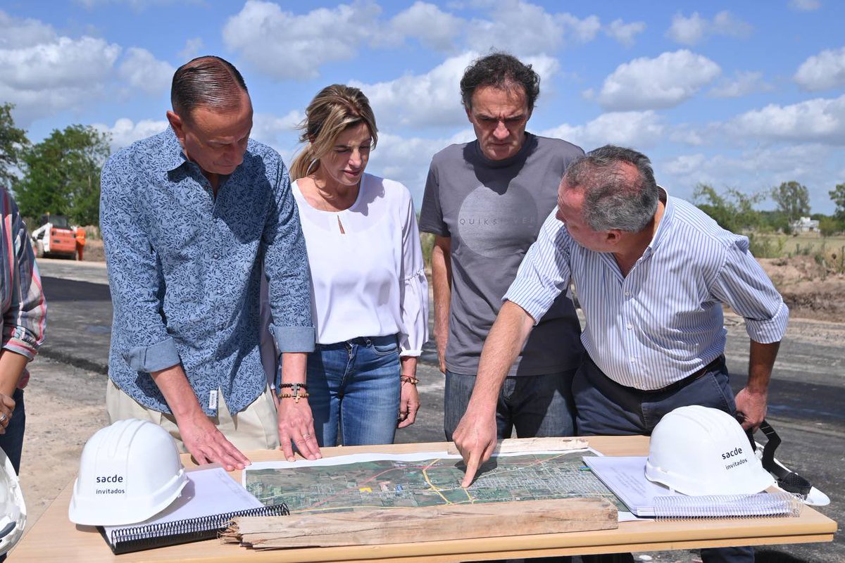 marisafassi's tweet photo. Junto a @gkatopodis y @GustavoHArrieta recorrimos este sábado el avance de la construcción de la Variante Cañuelas. Una obra que permitirá vincular la Autopista Ezeiza-Cañuelas con la Ruta Nacional 3 y mejorará los accesos a la ciudad, evitando la congestión del tránsito pesado. https://t.co/nZ7unaRzU0
