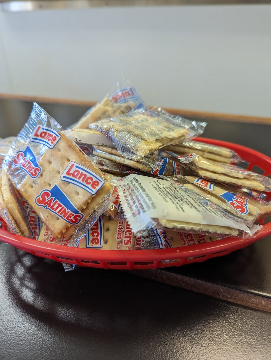 kevincampphoto's tweet photo. If you are in Tulsa and you see this on the counter, you know it's going to be tasty. At the counter of Ike's Chili #chili #chilicheeseburger #ikes #oldestrestaurant #depressionerafood #classic #lunchcounter https://t.co/HixeHRAppU
