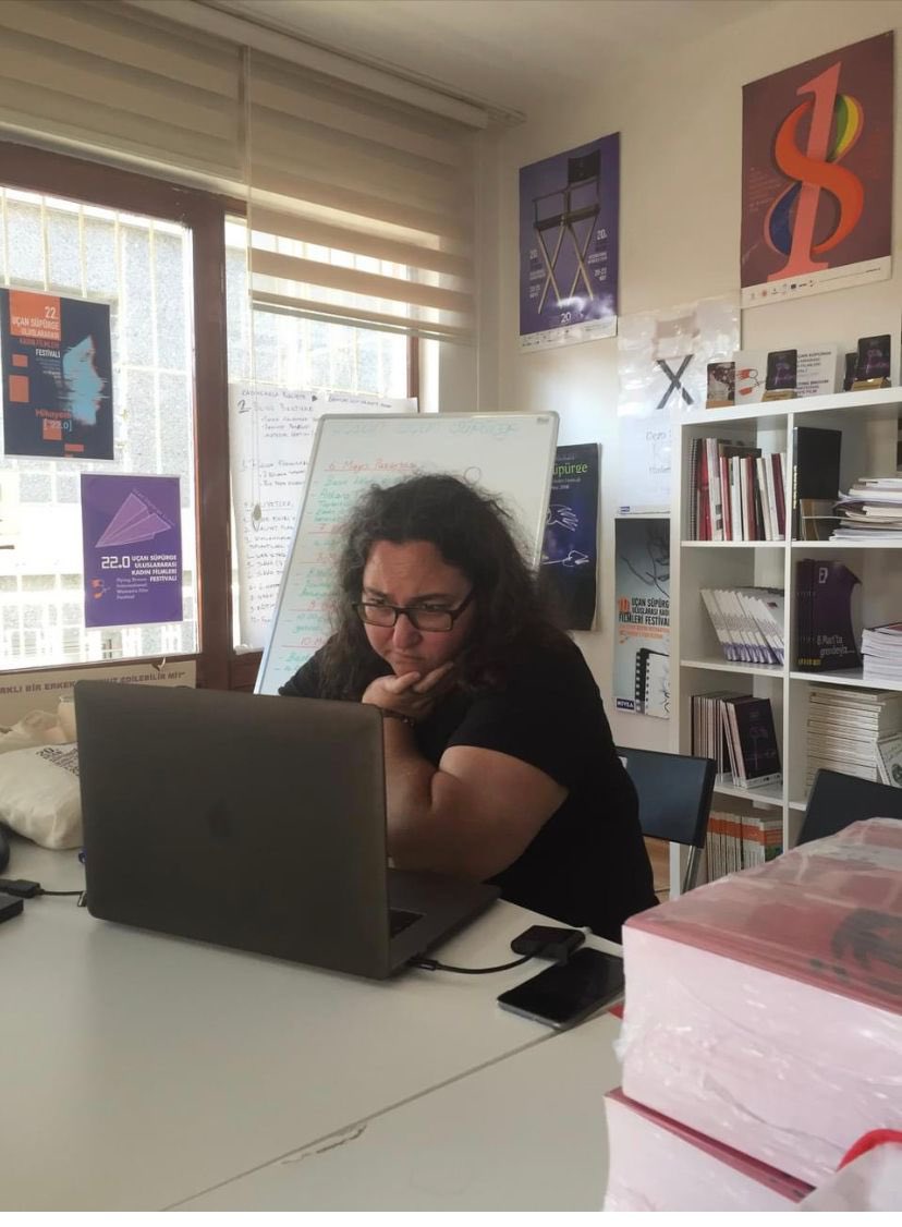 Belgesel çalışmalarının bulunduğu çok sayıda hard diskine, kamerasına ve bazı kitaplarına el konuldu.
Ankaralıların “Kentin Hafızası” olarak tanıdığı Sibel Tekin serbest kalmalı!
#UçanSüpürge #SibelTekin