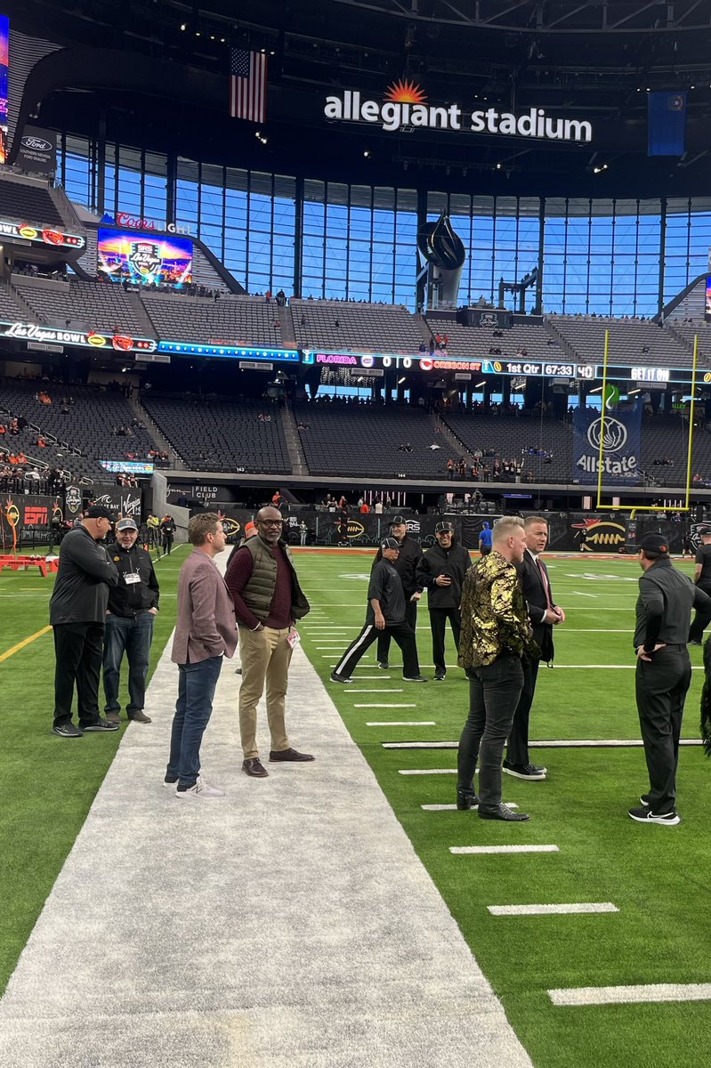 1TimMurray's tweet photo. .@KirkHerbstreit &amp; @PatMcAfeeShow having a little pregame chat with Oregon St HC Jonathan Smith

@BowlSeasonRadio @LasVegasBowl https://t.co/IlI7P1Gk8b