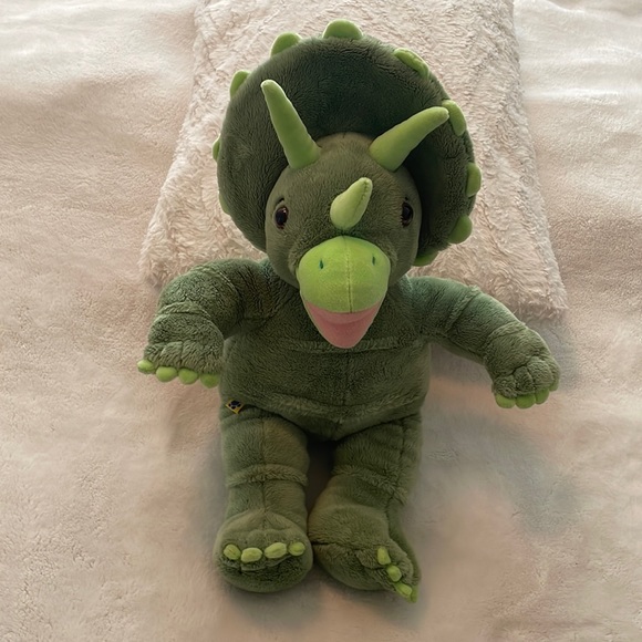 Ashley04983290's tweet photo. So good I had to share! Check out all the items I'm loving on @Poshmarkapp #poshmark #fashion #style #shopmycloset #printfresh #kendallkylie #buildabear: https://t.co/FxSc55Zjfn https://t.co/aXc7eDVHzh