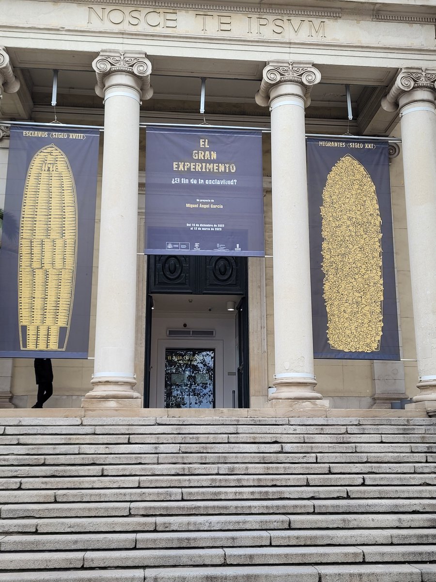 Brutalmente reveladora la imagen de entrada a la exposición temporal del Museo Nacional de Antropología (Atocha): "El gran experimento. ¿El fin de la esclavitud?" A un lado barco con esclavos del S. XVI. Al otro, barcaza repleta de migrantes en el S.XXI.