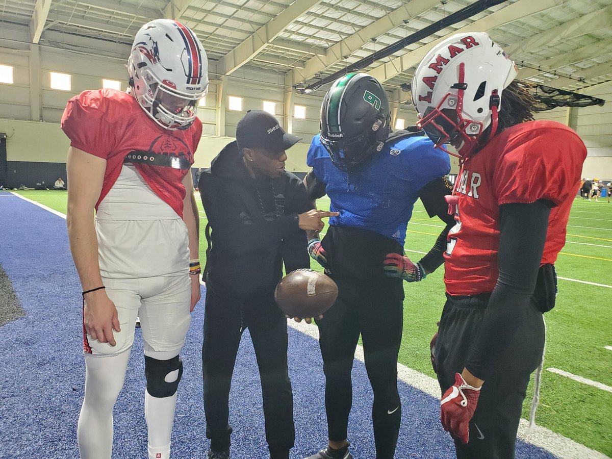 BlueGreyFB's tweet photo. #NFL veteran trainer Reggie Young with @DriTowel shared his knowledge of the game at today's practice and in advance of the #BlueGreyFootball All-American Bowl at Dallas Cowboys AT&amp;T Stadium. https://t.co/NtdUNGJzxY