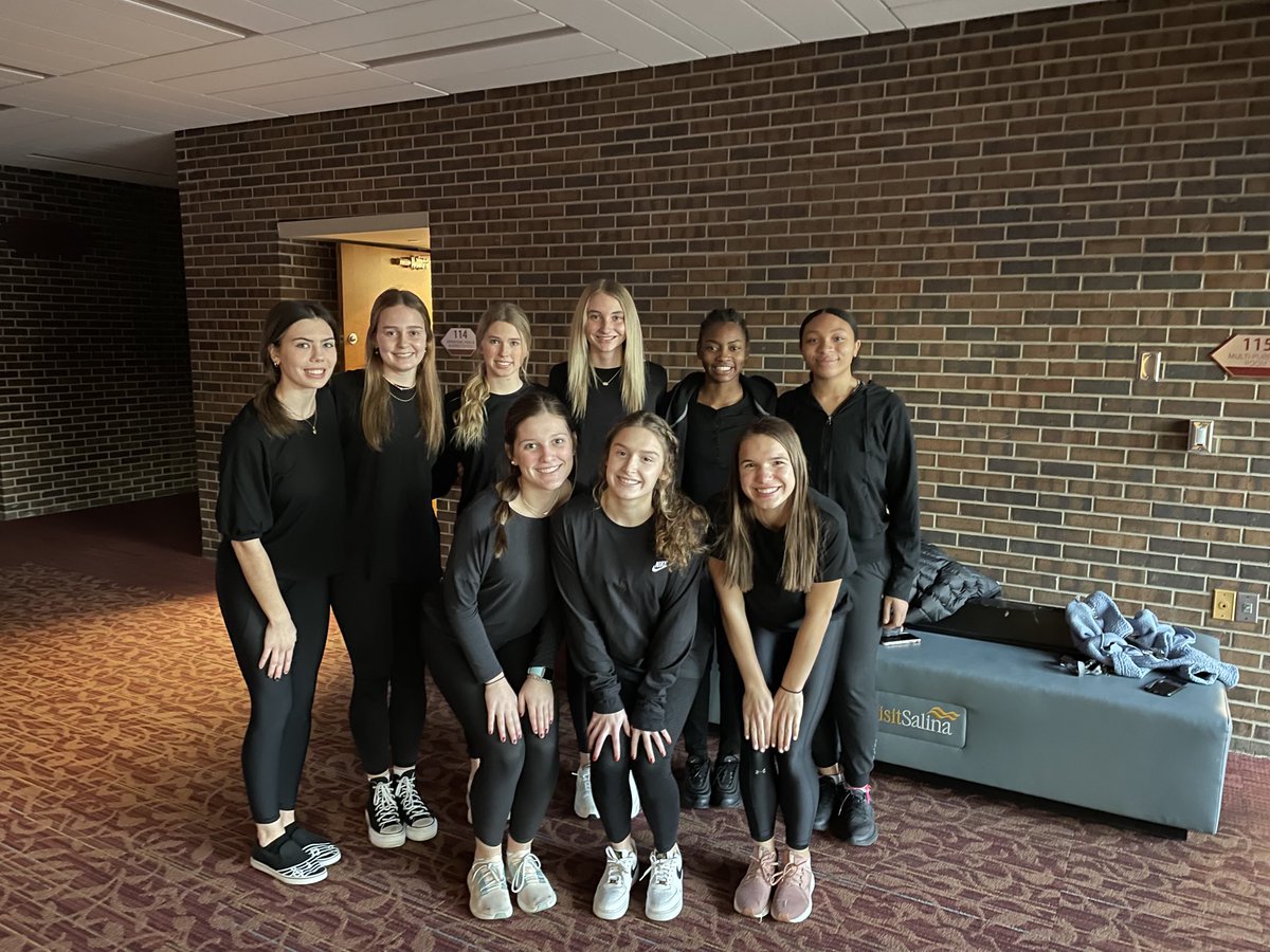 SCentral_WBB's tweet photo. Group is working tonight at the Dueling Pianos event at Tony’s Event Center. Helping the community!!! #OneMustang https://t.co/q7WbfMKoVb