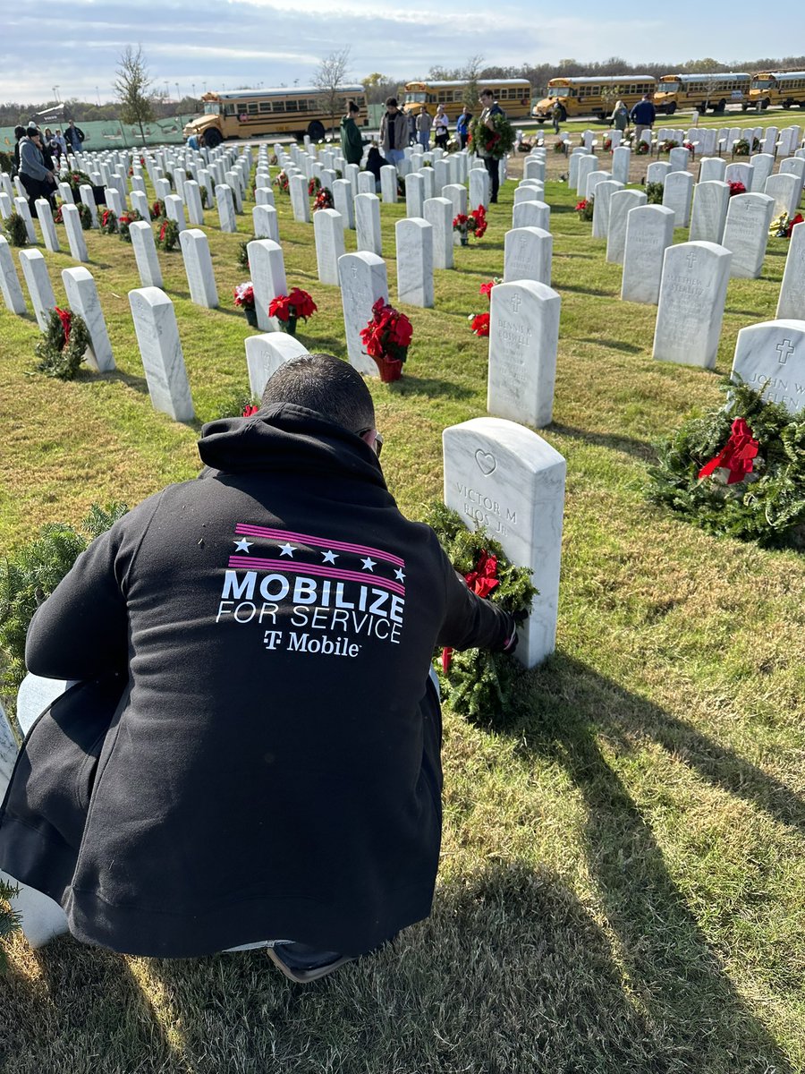 SoniaSAT425's tweet image. Our Austin and San Antonio CTX DE&amp;amp;I teams came together to lay wreaths to REMEMBER our fallen veterans &amp;amp; HONOR those who served. 🇺🇸 #MobilizeForService #WreathsAcrossAmerica 

@tjtscgkt 
@cjgreentx