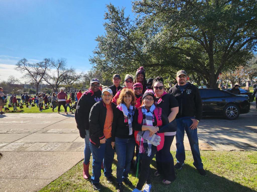 SoniaSAT425's tweet image. Our Austin and San Antonio CTX DE&amp;amp;I teams came together to lay wreaths to REMEMBER our fallen veterans &amp;amp; HONOR those who served. 🇺🇸 #MobilizeForService #WreathsAcrossAmerica 

@tjtscgkt 
@cjgreentx
