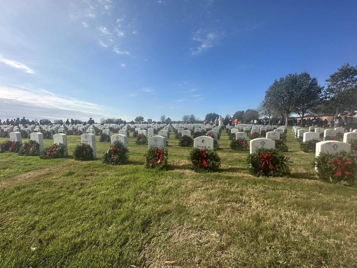 SoniaSAT425's tweet image. Our Austin and San Antonio CTX DE&amp;amp;I teams came together to lay wreaths to REMEMBER our fallen veterans &amp;amp; HONOR those who served. 🇺🇸 #MobilizeForService #WreathsAcrossAmerica 

@tjtscgkt 
@cjgreentx