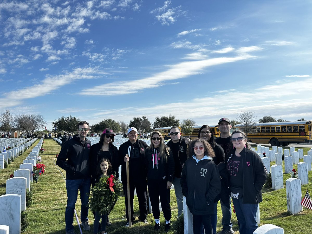 SoniaSAT425's tweet image. Our Austin and San Antonio CTX DE&amp;amp;I teams came together to lay wreaths to REMEMBER our fallen veterans &amp;amp; HONOR those who served. 🇺🇸 #MobilizeForService #WreathsAcrossAmerica 

@tjtscgkt 
@cjgreentx
