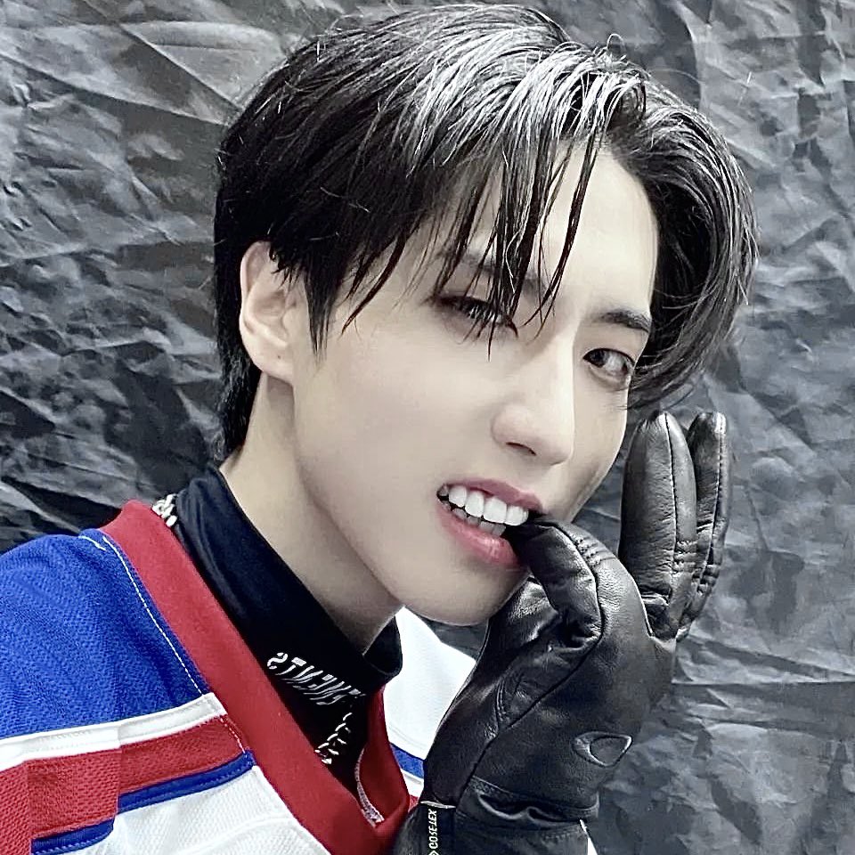 🔞#minsung ау, в которой

когда пьяный минхо соглашается прокатиться с незнакомым парнем после отвратительного подката в стиле "эй, залезай, подброшу", он ожидает покоцанную ладу шестерку, но никак не профессиональный спорткар и горячего стритрейсера за рулем.