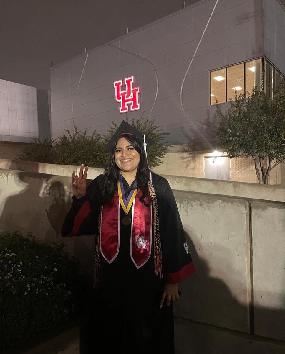 MaestraMata_'s tweet photo. Yesterday I finally got my degree!! Tears and smiles DEFINITELY worth it! #gocoogs #bilingualteacher #uhcoe https://t.co/J7FskR1hM5