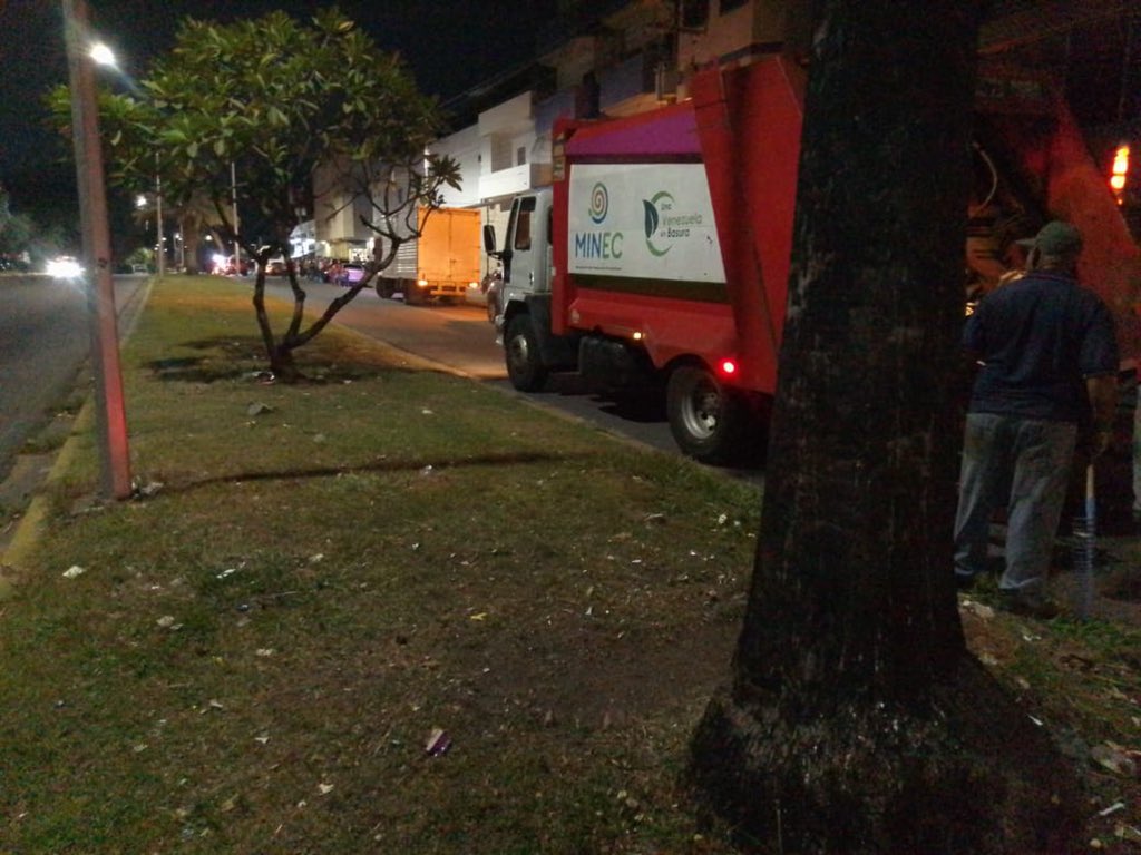 A esta hora el equipo atómico de <a href="/CBOSGM_/">Dirección de Mantenimiento, Ciudad Bolívar</a> realiza la limpieza y recolección de desechos sólidos en el punto y círculo de nuestro jardín botánico; recordándoles a los comerciantes cumplir el horario establecido para dicha recolecta 
#BolívarInmortal