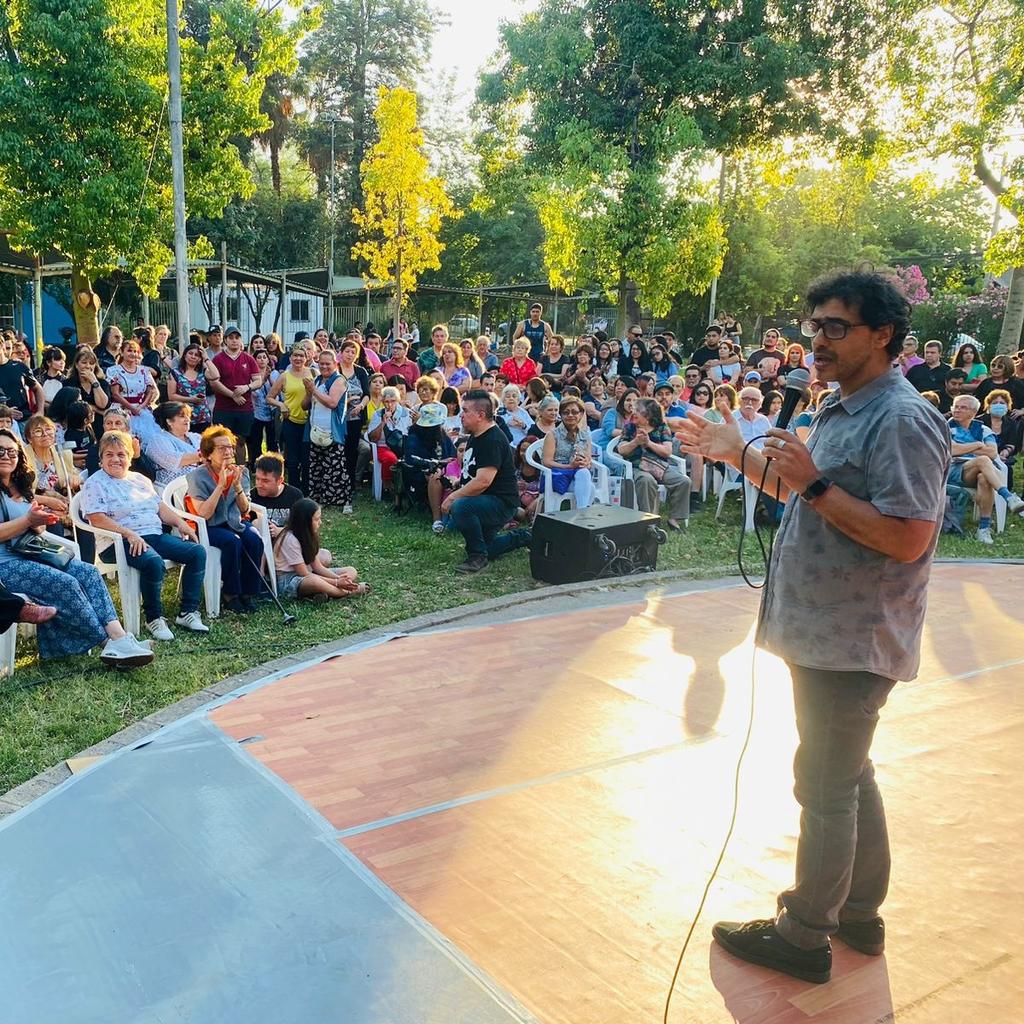 FaresJadue's tweet photo. En #Recoleta muy contento d participar en la gala de fin de año del programa "Nuestro Momento" de la @DeporteRecoleta de la @Muni_Recoleta representando al Alcalde @danieljadue y a la bancada de Concejal@s Comunistas

@MunicipalesPC @concejalakaren @JocelineParra @nataliacuevasg https://t.co/V34ksrvMJD