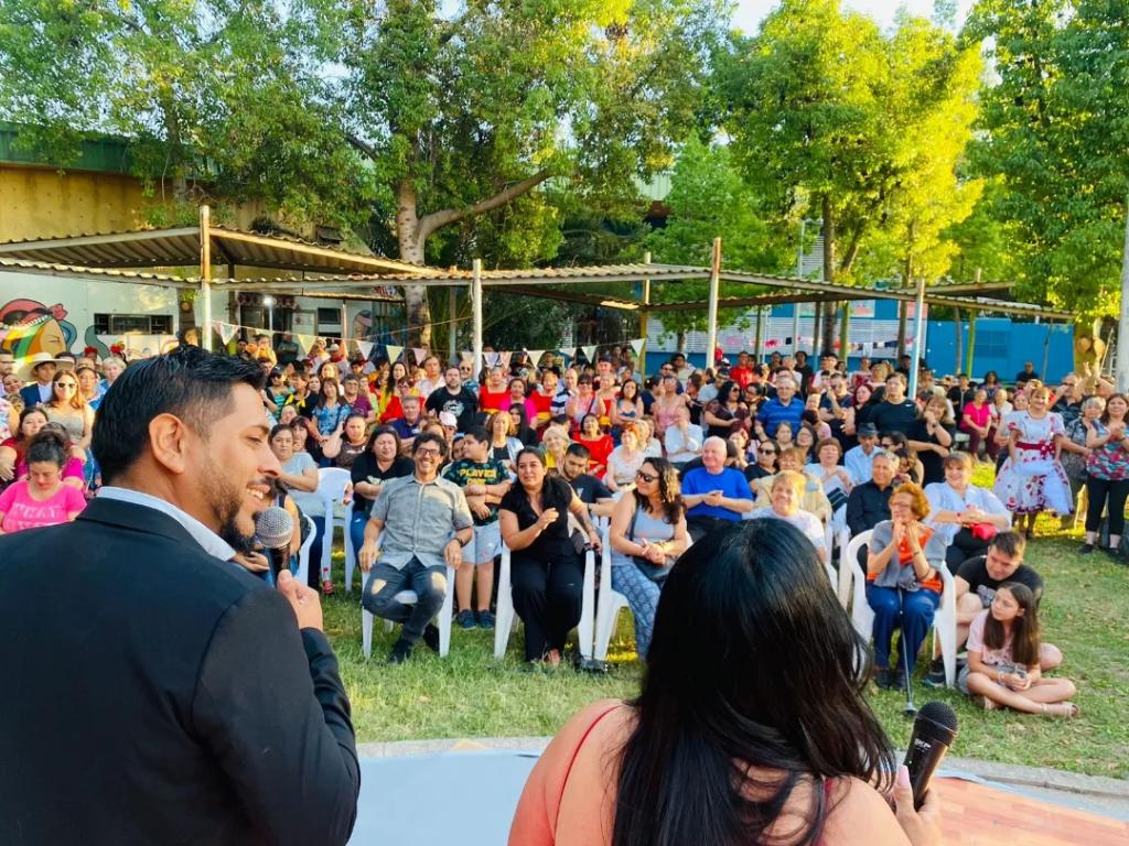 FaresJadue's tweet photo. En #Recoleta muy contento d participar en la gala de fin de año del programa "Nuestro Momento" de la @DeporteRecoleta de la @Muni_Recoleta representando al Alcalde @danieljadue y a la bancada de Concejal@s Comunistas

@MunicipalesPC @concejalakaren @JocelineParra @nataliacuevasg https://t.co/V34ksrvMJD