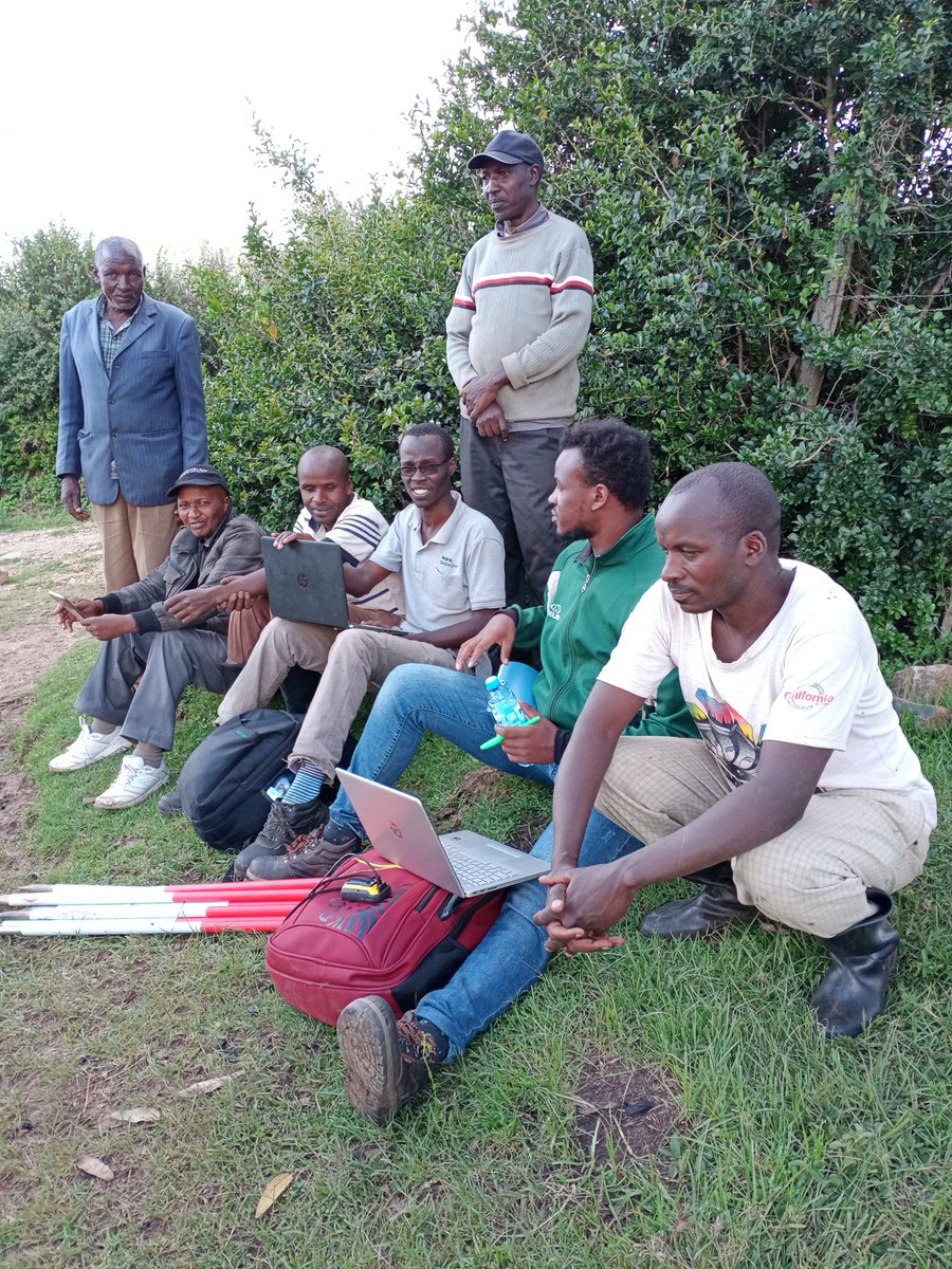 mutethia_karuma's tweet photo. Mapping communal needs..final pegging of a rural electrification power line in Kericho. Let there be electricity 🔌 https://t.co/eyI4SHJSAu