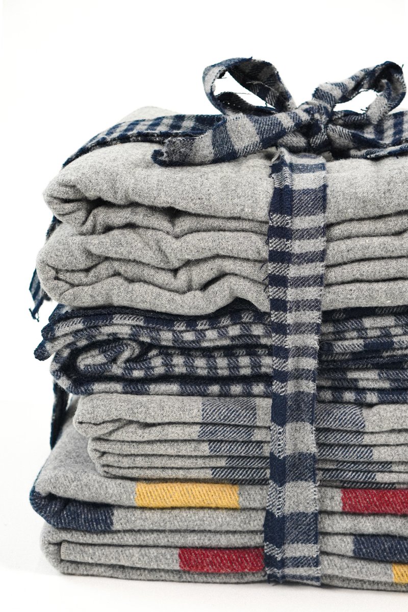 On the sixth day of Christmas, #FaribaultMill sent to me: six bed blankets for a-laying 🛏️ 💤