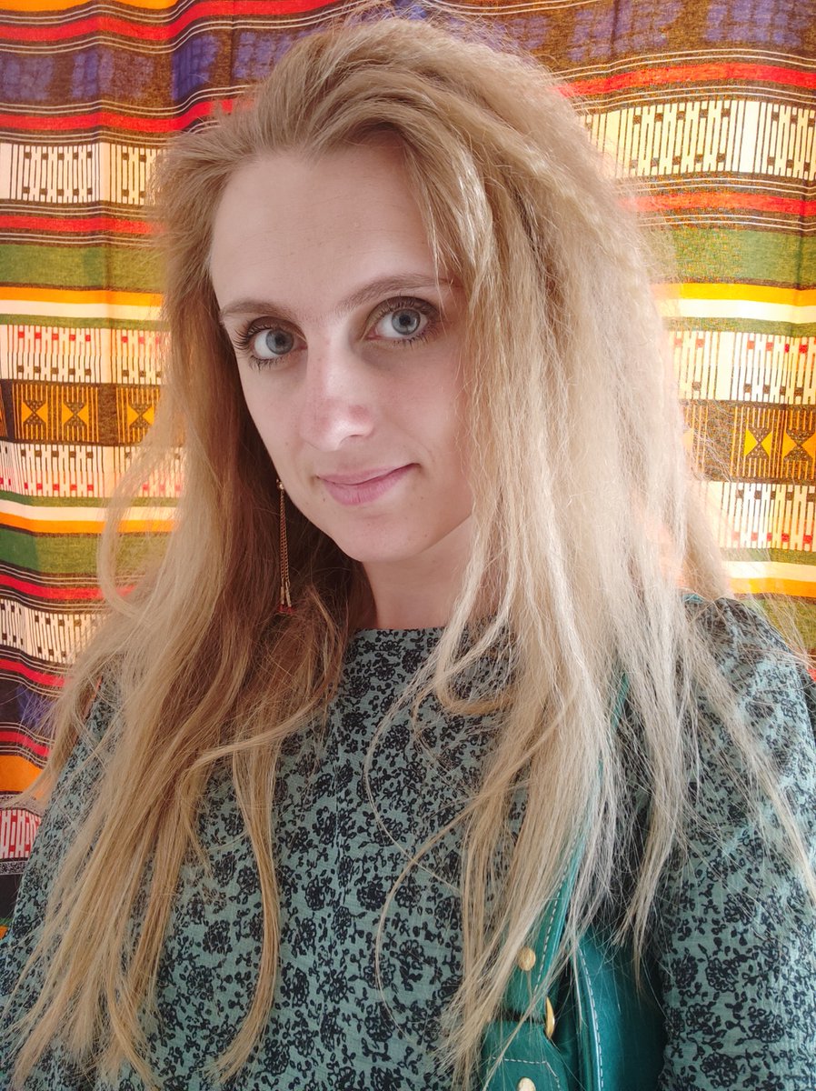 Problème d'anasara : 
Avec tresses = fillette de 7 ans
Après tresses = Shakira
Yako 😂🙏🏻🇳🇪♥️