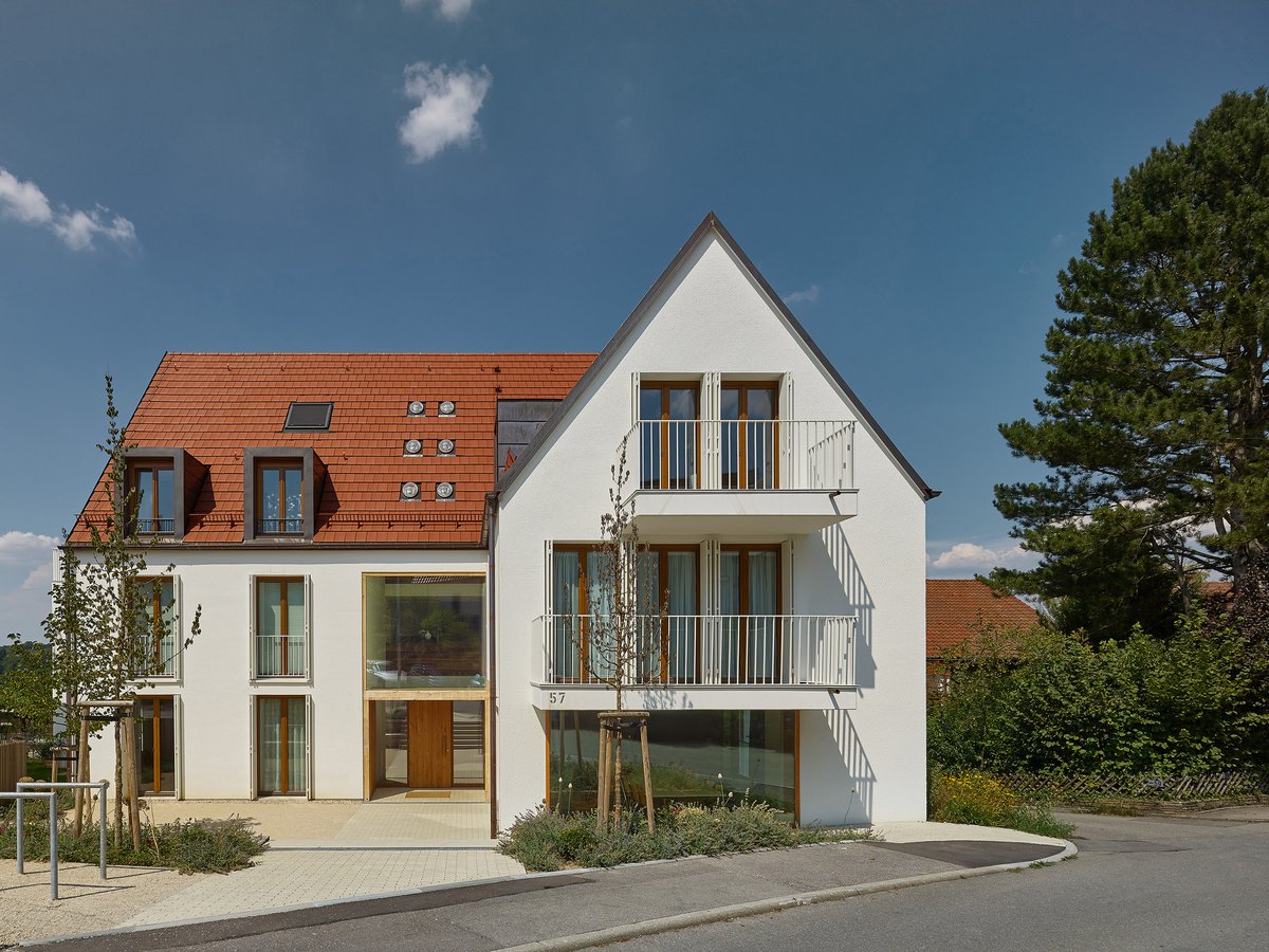 JakeMcmanigell's tweet photo. From this point of view, the house gives off a mix of modern and traditional appeal. #architecture #homestyle  https://t.co/HhaGNOGxZB https://t.co/JRfBk6t2qB