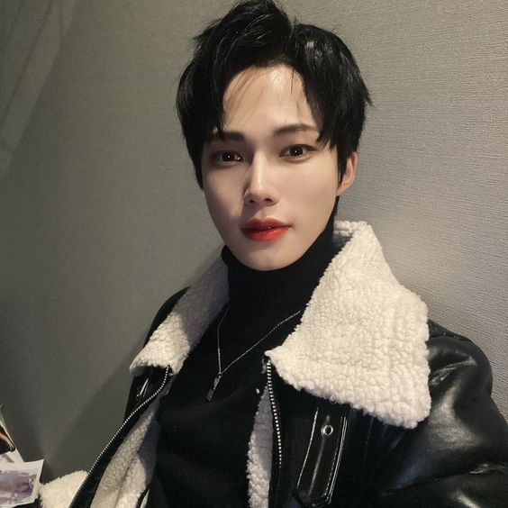 bubbleyeop's tweet image. mini au baekyeop ~ 𝒕𝒉𝒆𝒚 𝒅𝒐𝒏'𝒕 𝒌𝒏𝒐𝒘 𝒂𝒃𝒐𝒖𝒕 𝒖𝒔
Seungyeop é capitão do time de futebol da faculdade, e tem um romance secreto com Baekgyeul, um músico. Cansado de ser escondido, Baekgyeul termina o relacionamento, fazendo Seungyeop pensar em como provar seu amor.