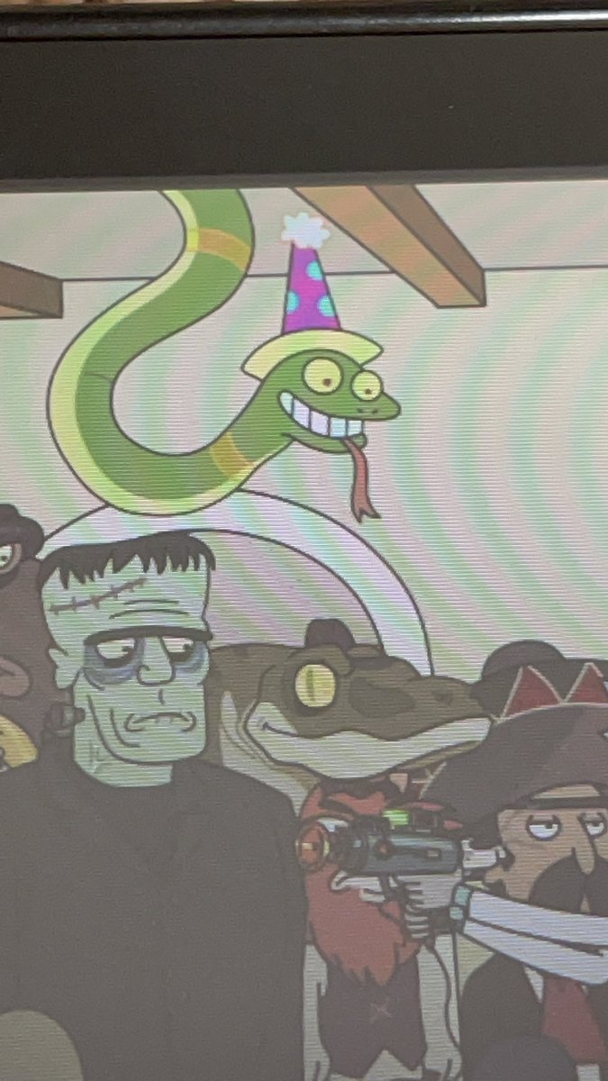 e____a____l's tweet photo. Does anybody know about the snake? https://t.co/2IHoZKogL5
